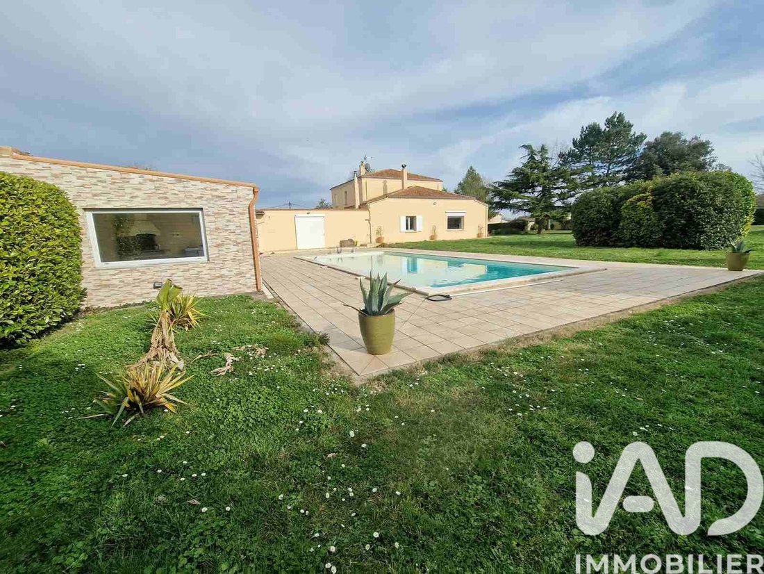 House in Saint-Seurin-de-Cursac, Nouvelle-Aquitaine, France 3 - 17446265