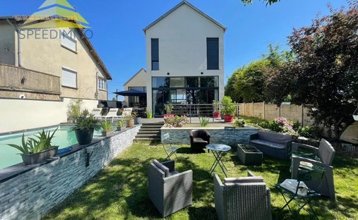 House in Varennes-Jarcy, Ile-de-France, France 1