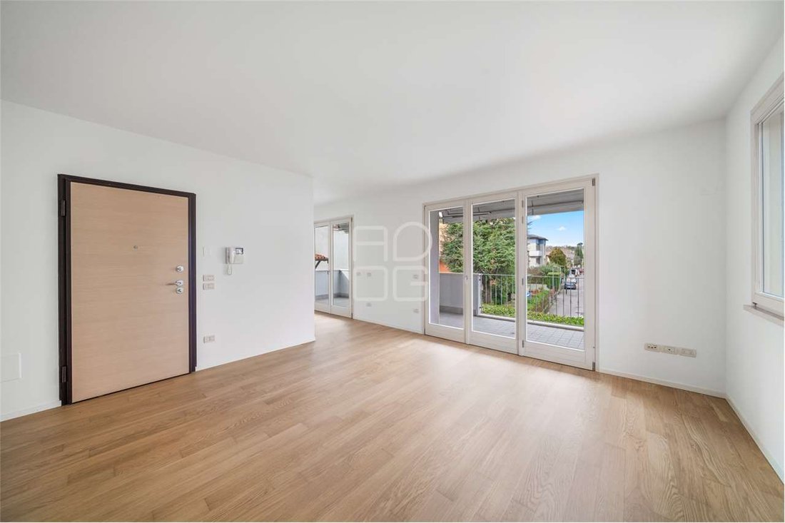 Apartment in Desenzano Centro, Desenzano del Garda, Lombardy 1 - 17446699