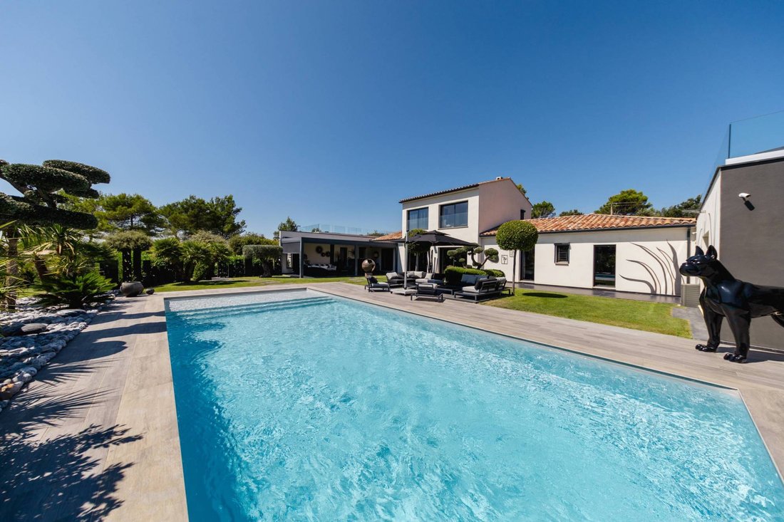 House in Gordes, Provence-Alpes-Côte d'Azur, France 2 - 17444077