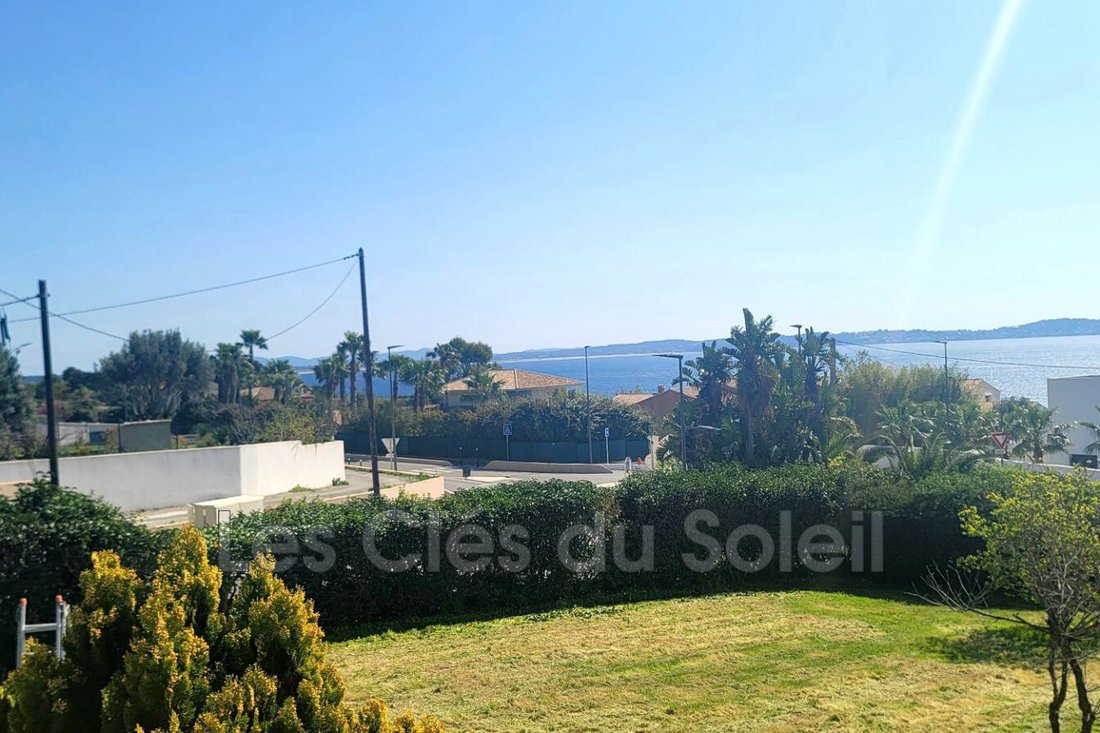 Villa in Carqueiranne, Provence-Alpes-Côte d'Azur, France 1 - 17433672