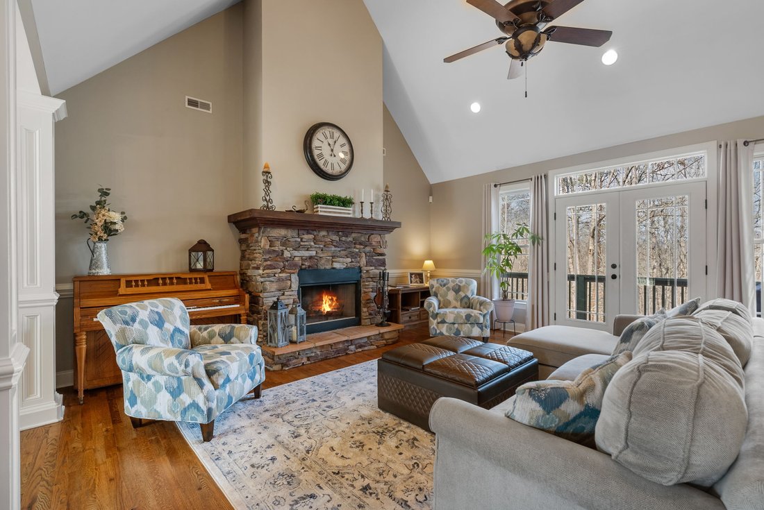 Pickens, South Carolina, United States 5 - 17449211