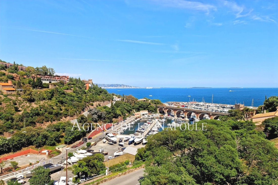Villa in Théoule-sur-Mer, Provence-Alpes-Côte d'Azur, France 1 - 15778629