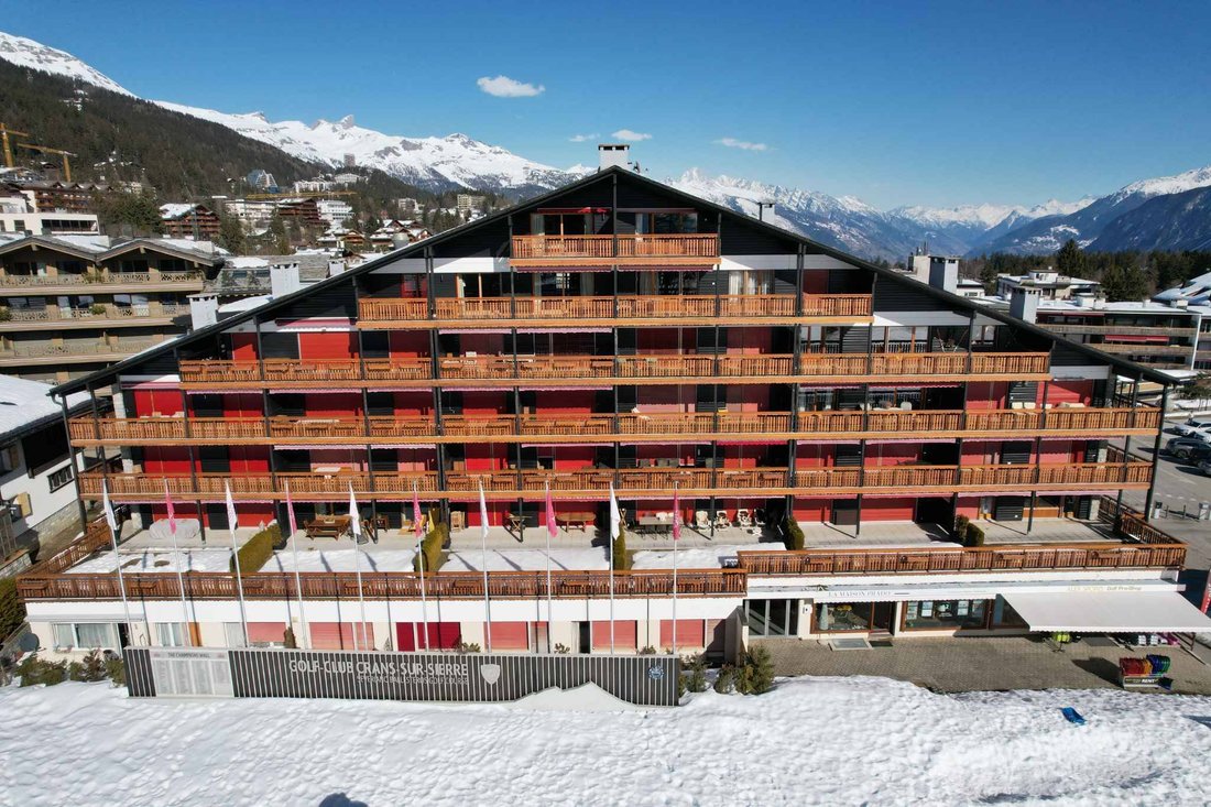 Exceptional Location – 4.5 Room Apartment With Stunning Golf Views & Separate Studio