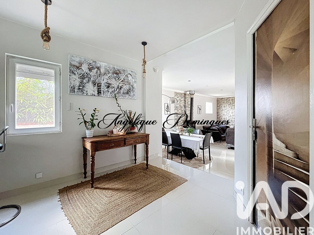 House in Mezieres-sur-Seine, Ile-de-France, France 2 - 17462373
