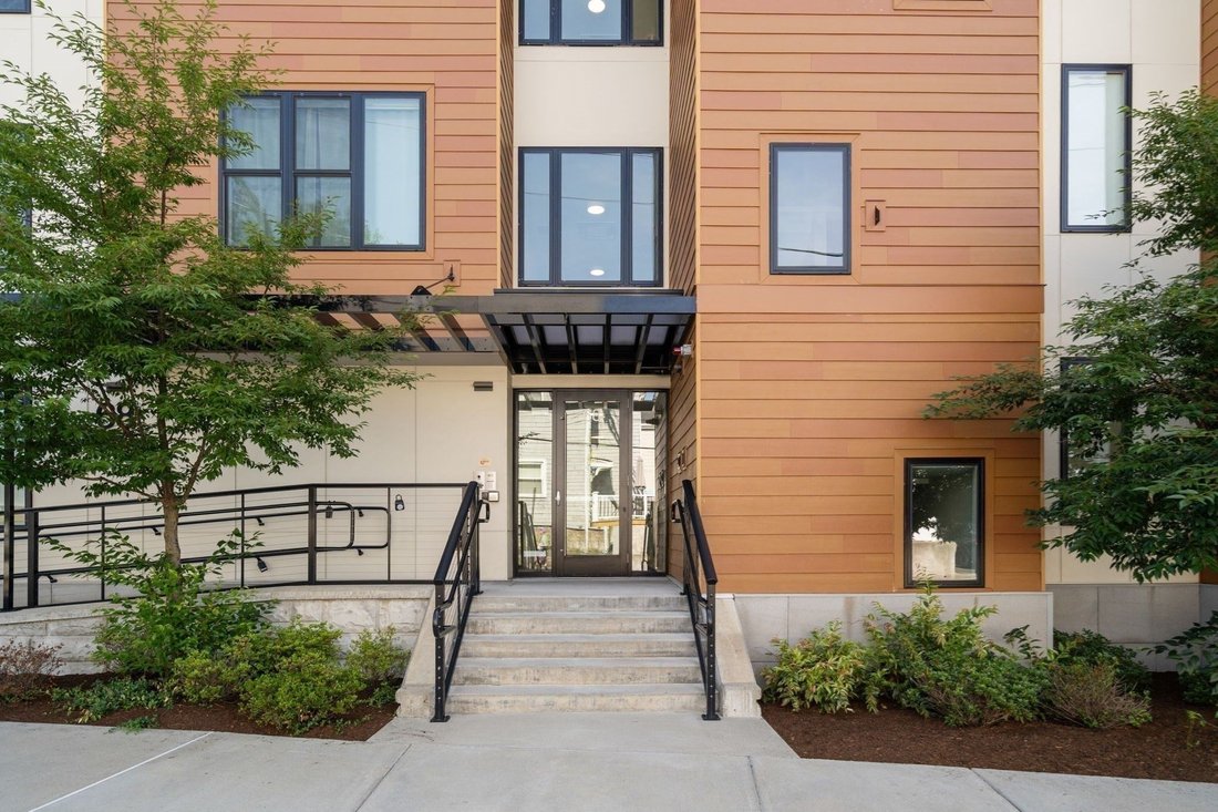 Condo in Newton, Massachusetts, United States 1 - 17458556