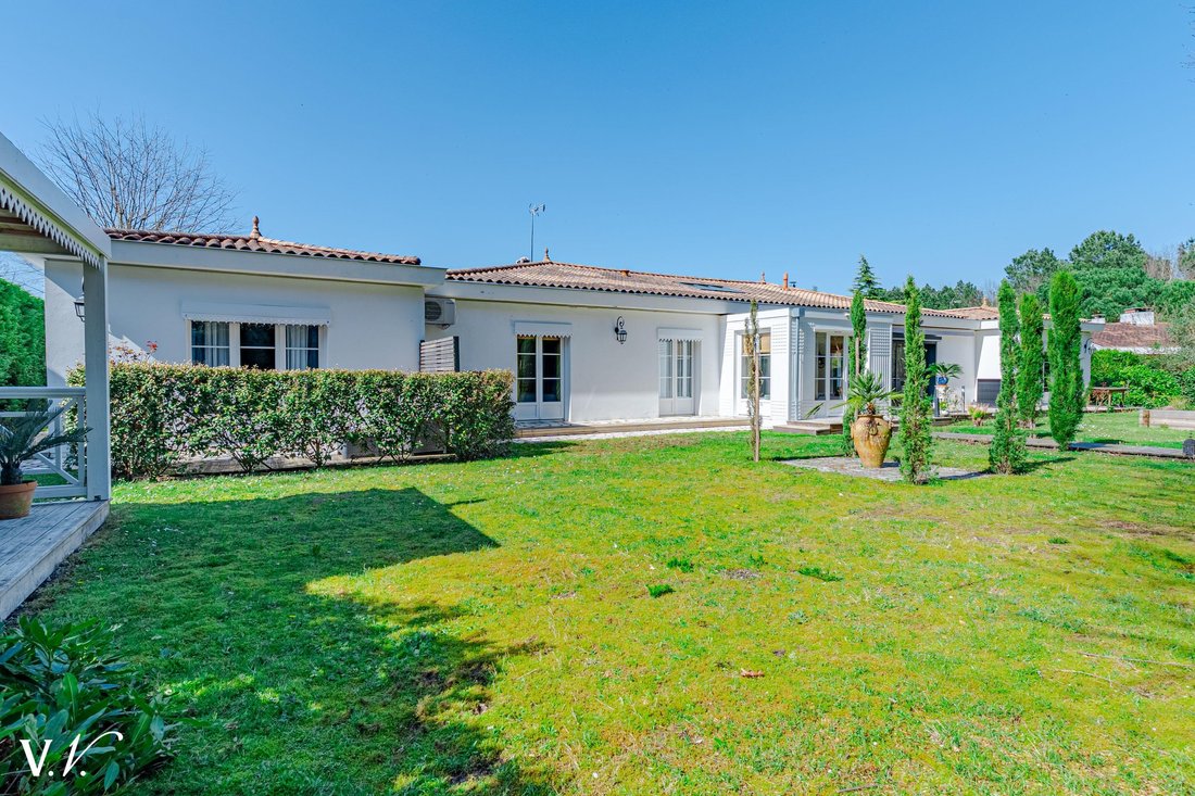 Villa in Mérignac, Nouvelle-Aquitaine, France 1 - 17451408