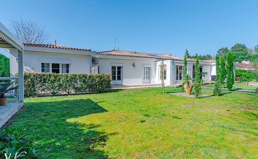 Villa in Mérignac, Nouvelle-Aquitaine, France 1