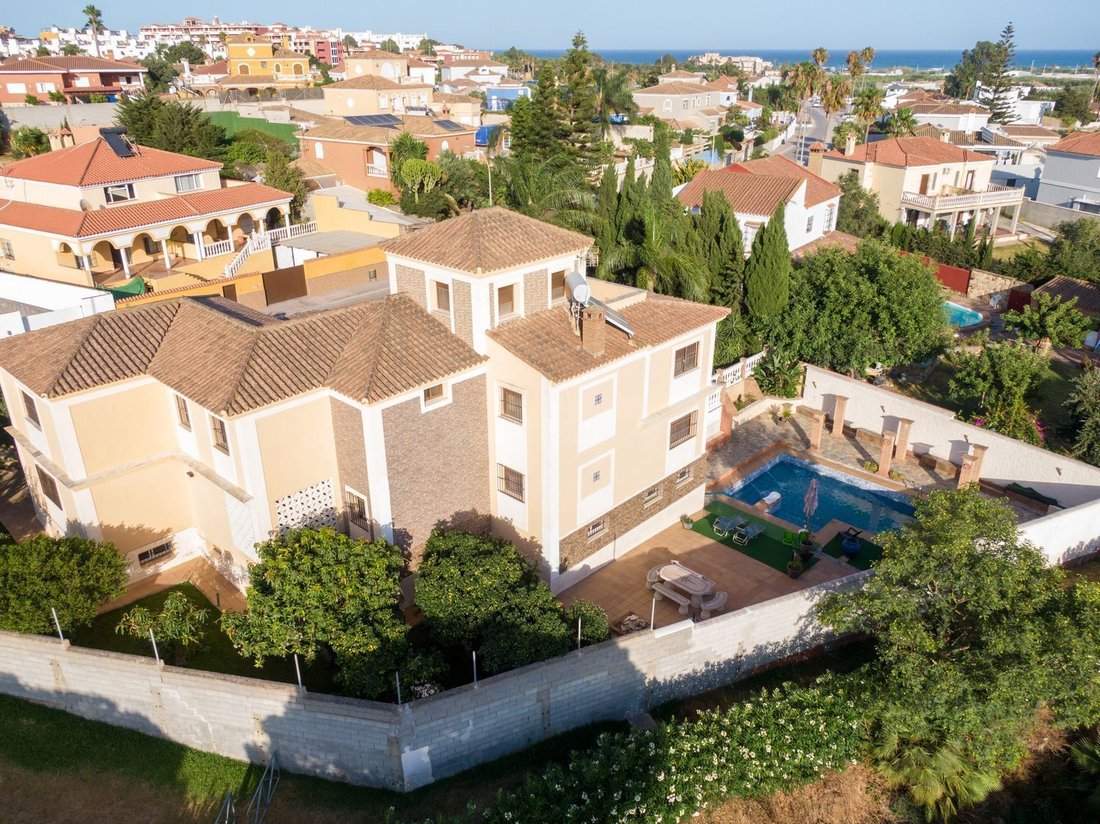 Villa in La Linea de la Concepcion, Andalusia, Spain 1 - 17463538