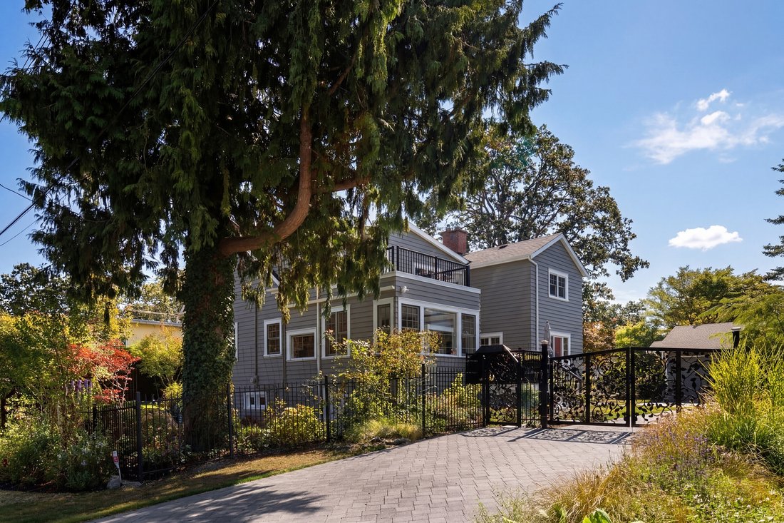 House in Oak Bay, British Columbia, Canada 1 - 16199997