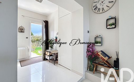 House in Mezieres-sur-Seine, Ile-de-France, France 1