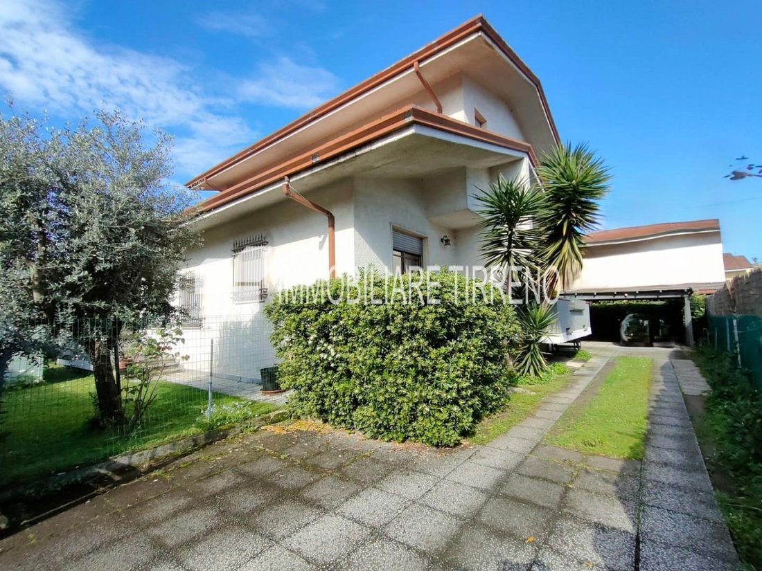 Villa in Ronchi, Massa, Italy 2 - 14321623
