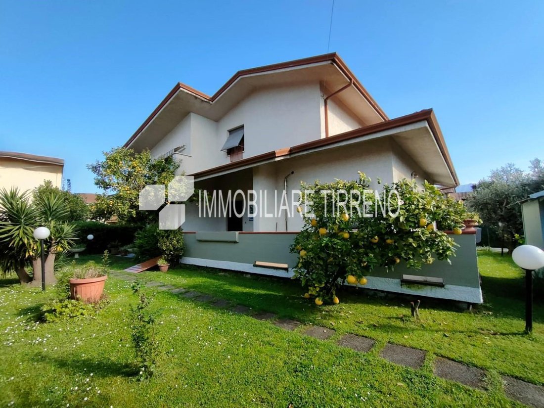 Villa in Ronchi, Massa, Italy 1 - 14321623