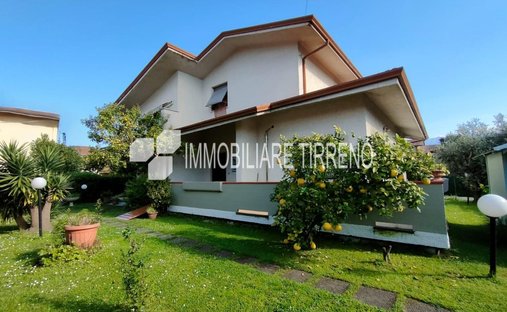 Villa in Ronchi, Massa, Italy 1