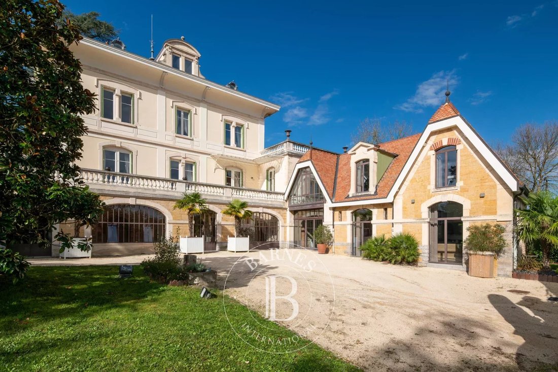 Estate in Dommartin, Auvergne-Rhône-Alpes, France 1 - 17463625