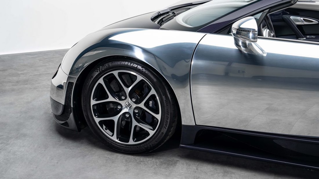 Cabriolet in Dubai, United Arab Emirates 4 - 17463919
