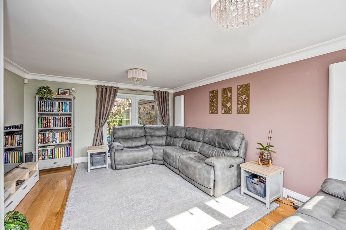 House in Crawley Down, England 5 - 17465111