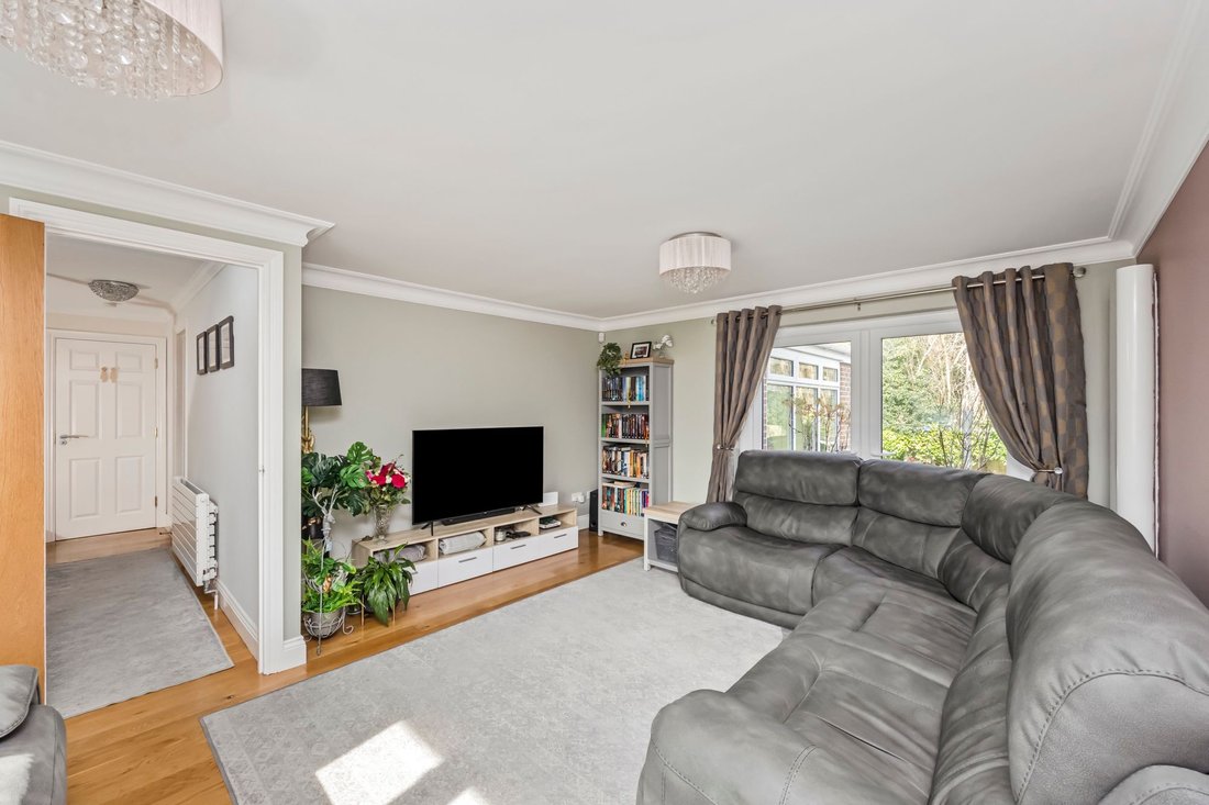 House in Crawley Down, England 4 - 17465111
