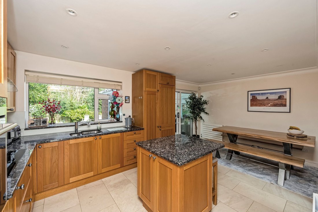 House in Crawley Down, England 2 - 17465111