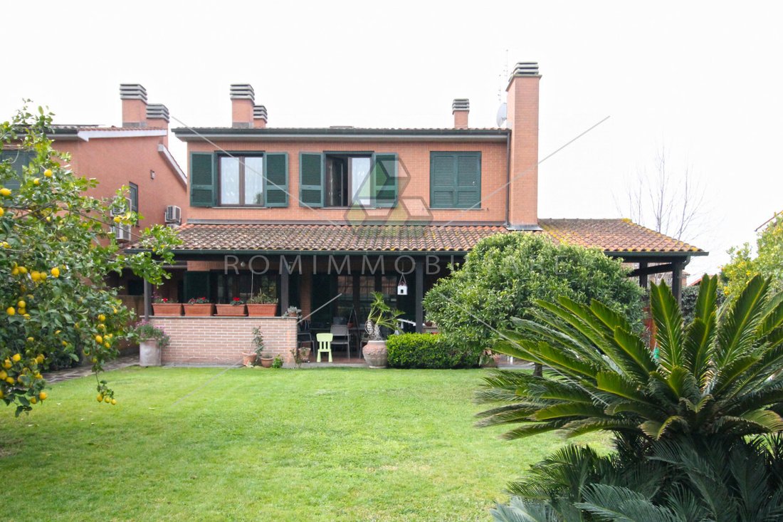 Villa in Infernetto, Rome, Lazio 2 - 17467807