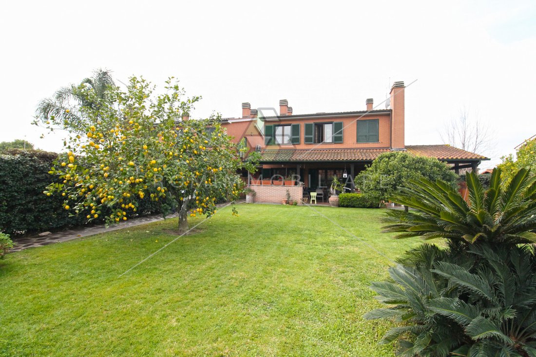 Villa in Infernetto, Rome, Lazio 1 - 17467807