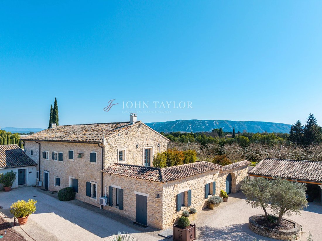 Country House in Robion, Provence-Alpes-Côte d'Azur, France 2 - 17467669