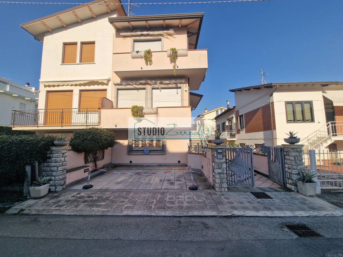 House in Lido di Camaiore, Camaiore, Tuscany 1 - 17468257