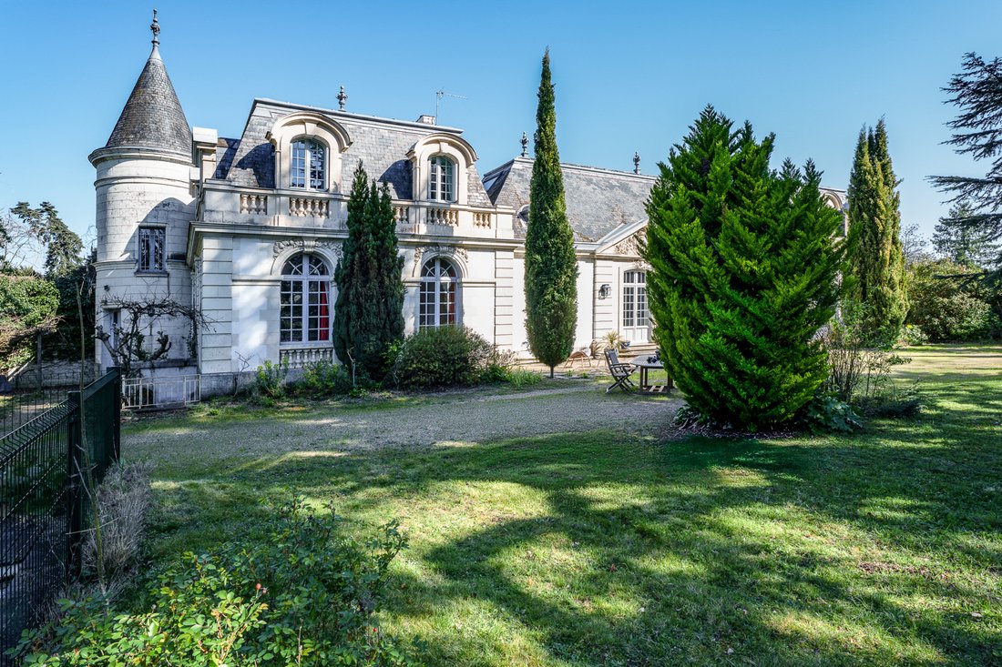 Estate in Saint-Avertin, Centre-Val de Loire, France 1 - 17467118