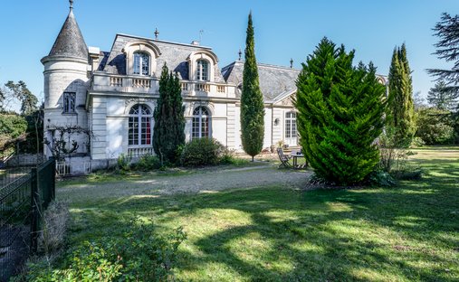 Estate in Saint-Avertin, Centre-Val de Loire, France 1