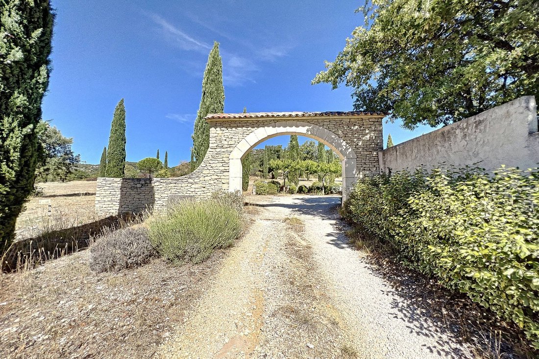 Estate in Gordes, Provence-Alpes-Côte d'Azur, France 2 - 17467173