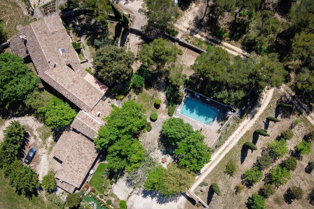 Estate in Gordes, Provence-Alpes-Côte d'Azur, France 1 - 17467173