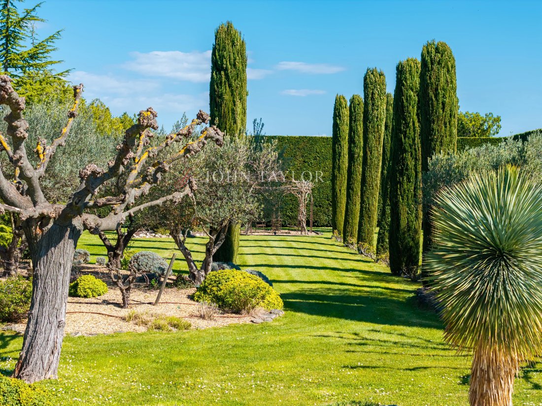 Country House in Robion, Provence-Alpes-Côte d'Azur, France 5 - 17467669