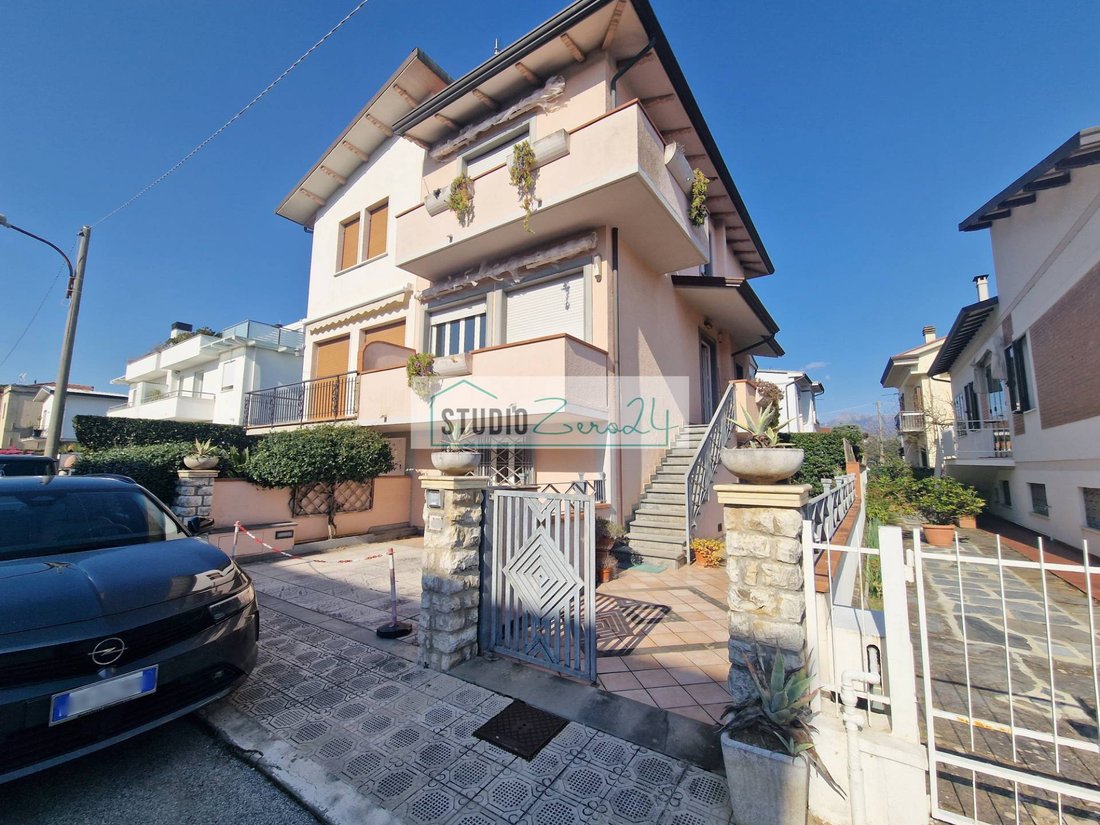 House in Lido di Camaiore, Camaiore, Tuscany 2 - 17468257