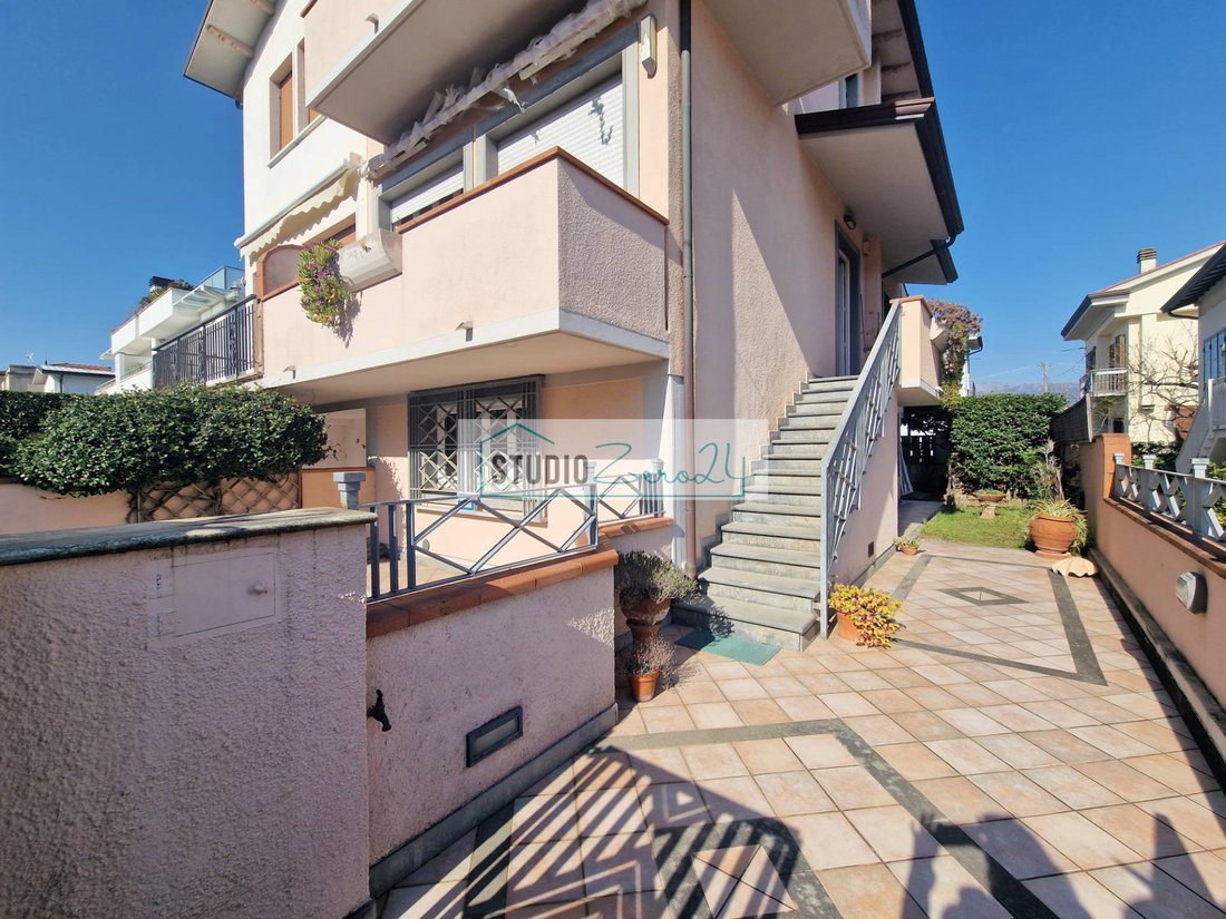 House in Lido di Camaiore, Camaiore, Tuscany 4 - 17468257
