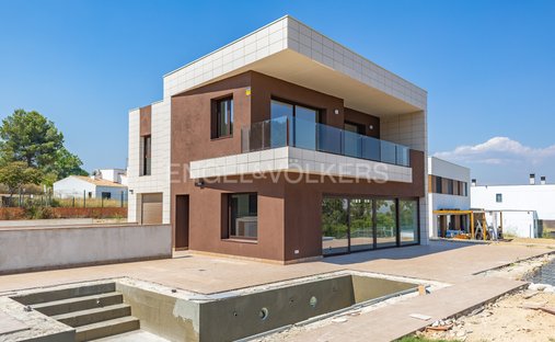 House in Sant Esteve Sesrovires, Catalonia, Spain 1