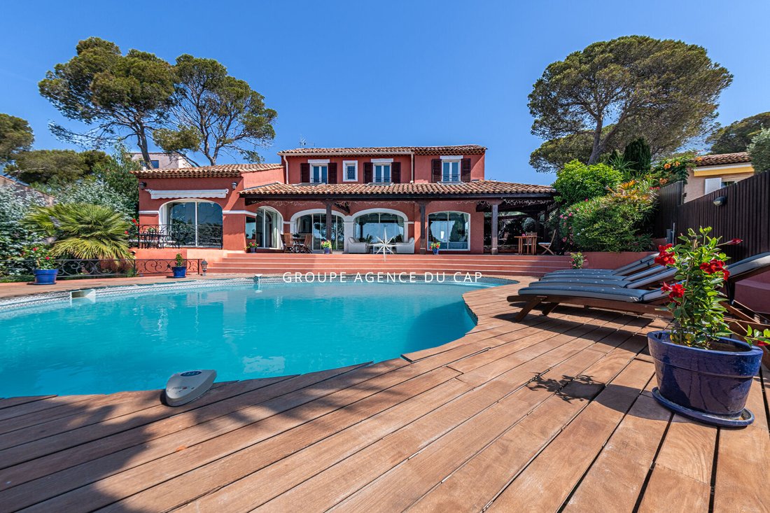 Villa in Les Plaines-Les Tasses, Saint-Raphaël, France 1 - 17467543