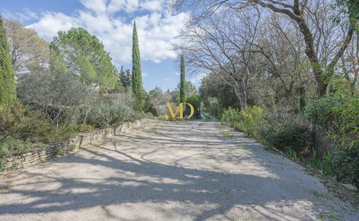 18th Century Château Facing The Luberon