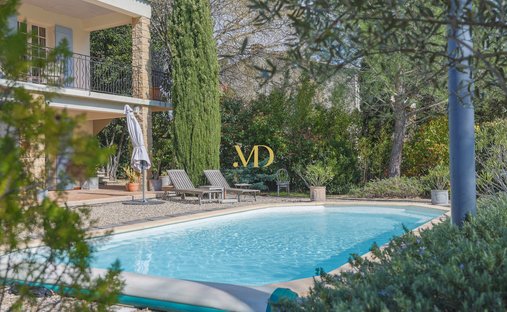 18th Century Château Facing The Luberon