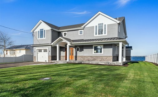 House in Shirley, New York, United States 1