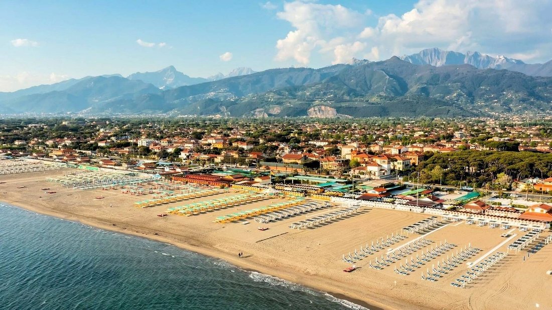 Villa in Caranna-Vaiana, Forte dei Marmi, Tuscany 1 - 17475072