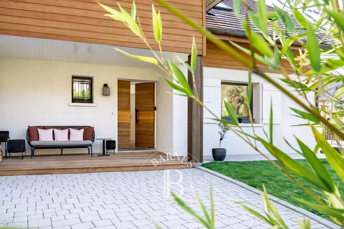 Estate in Menthon-Saint-Bernard, Auvergne-Rhône-Alpes, France 2 - 17458919