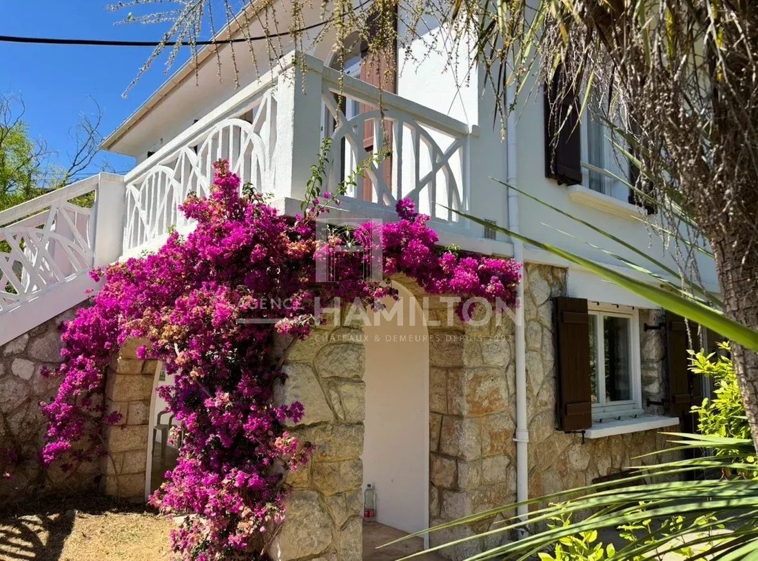 Villa in Châteauneuf-Grasse, Provence-Alpes-Côte d'Azur, France 1 - 15916137