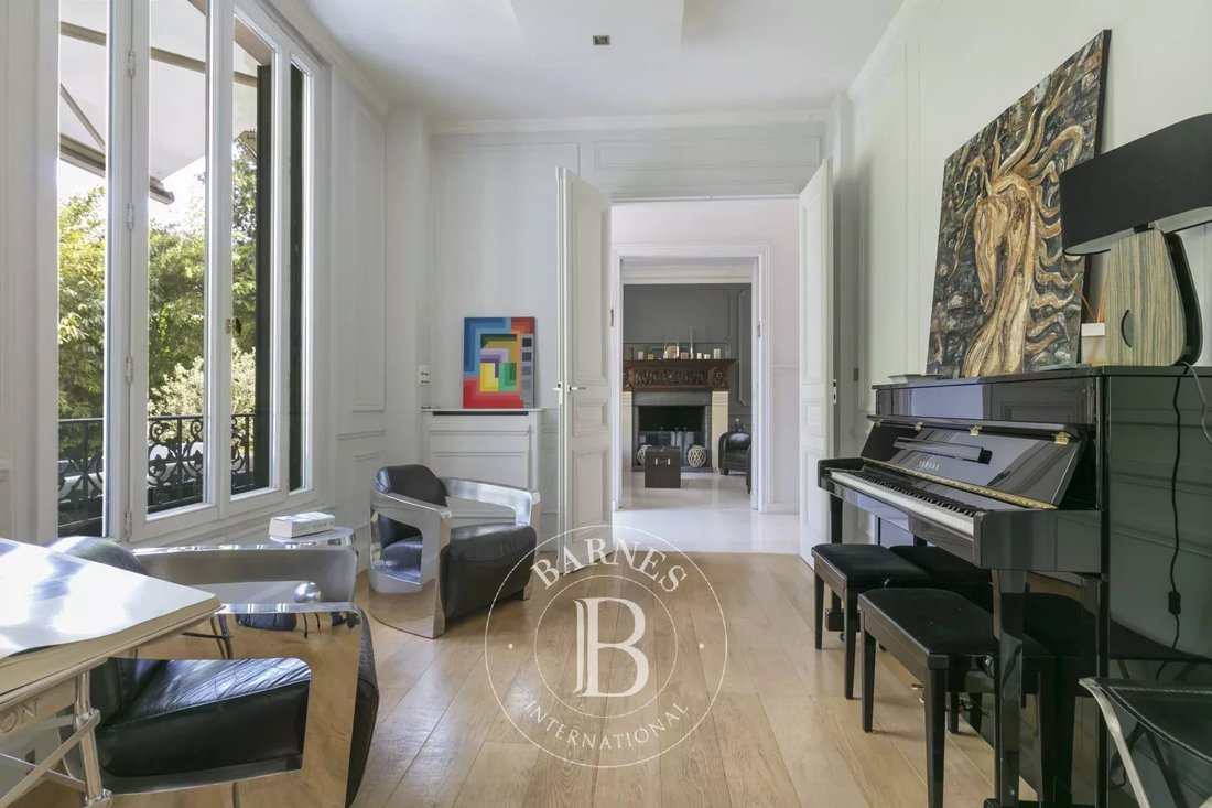 Estate in Saint-Cloud, Ile-de-France, France 4 - 17470745