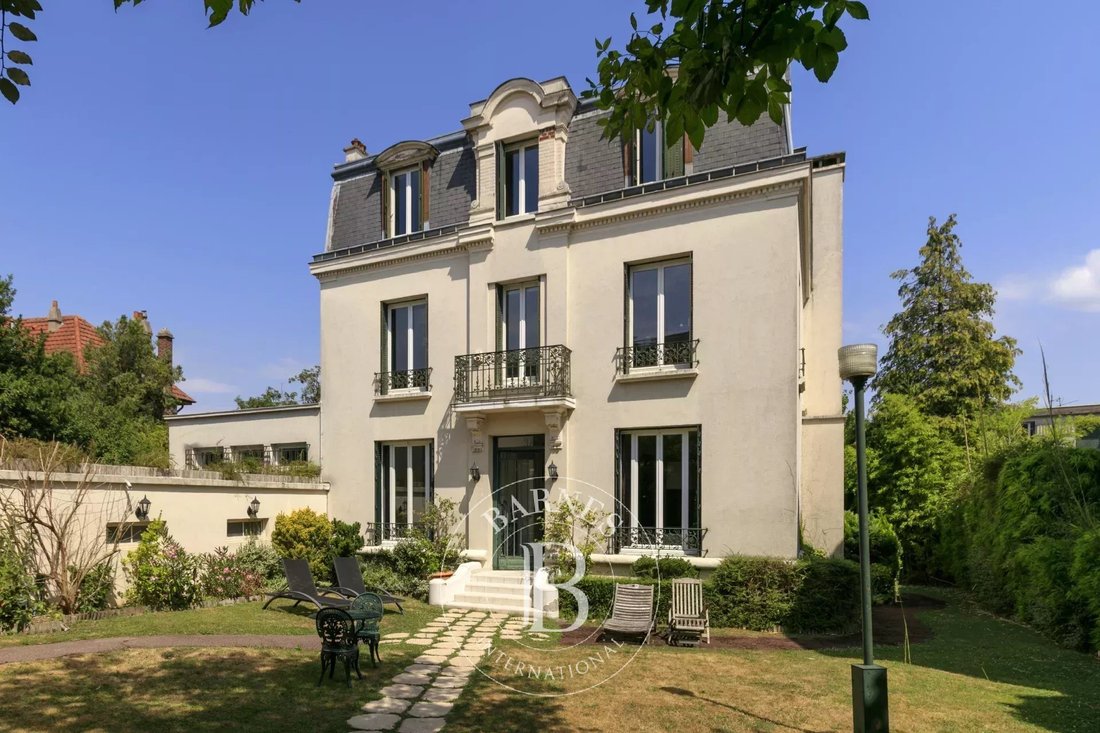 Estate in Saint-Cloud, Ile-de-France, France 1 - 17470745
