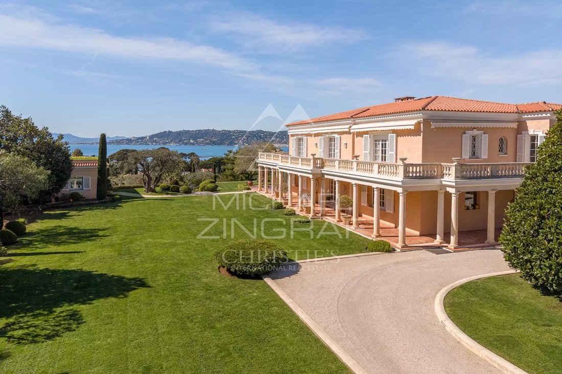 Villa in Antibes, Provence-Alpes-Côte d'Azur, France 1 - 13858043