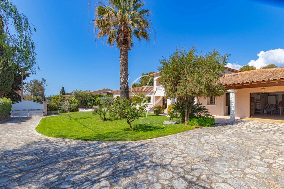 Villa in La Londe-les-Maures, Provence-Alpes-Côte d'Azur, France 3 - 17473845