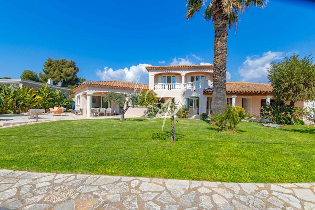 Villa in La Londe-les-Maures, Provence-Alpes-Côte d'Azur, France 1 - 17473845