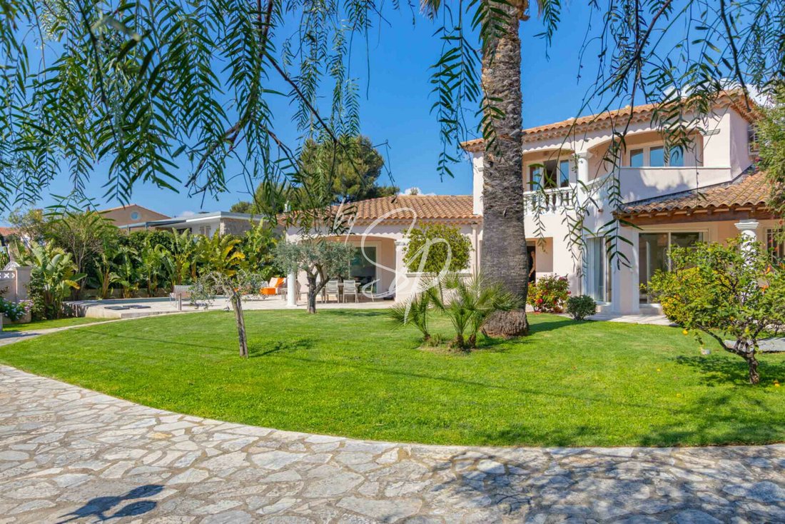 Villa in La Londe-les-Maures, Provence-Alpes-Côte d'Azur, France 2 - 17473845