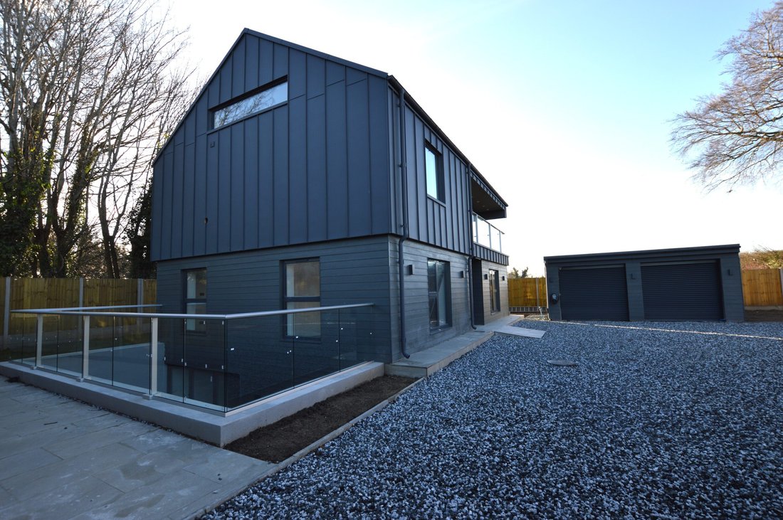 House in Tongham, England 4 - 17476015
