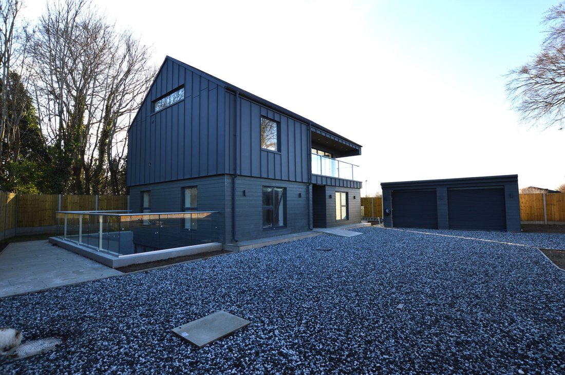 House in Tongham, England 2 - 17476015